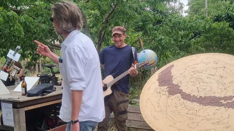 Auftritt mit Sternkarte, Globus und Teleskop: Das himmlische Musik-Duo Masterplan B in Berlins originellster Sternwarte. 