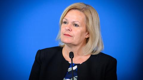 Bundesministerin Nancy Faeser, blonde Haare, schwarzer Blazer, schaut konzentriert. 