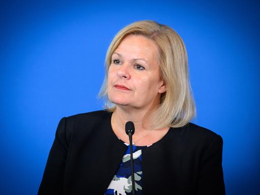 Bundesministerin Nancy Faeser, blonde Haare, schwarzer Blazer, schaut konzentriert. 