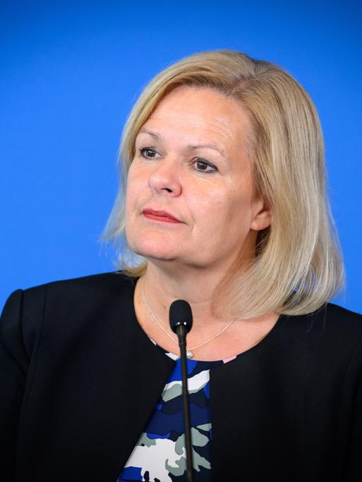 Bundesministerin Nancy Faeser, blonde Haare, schwarzer Blazer, schaut konzentriert. 