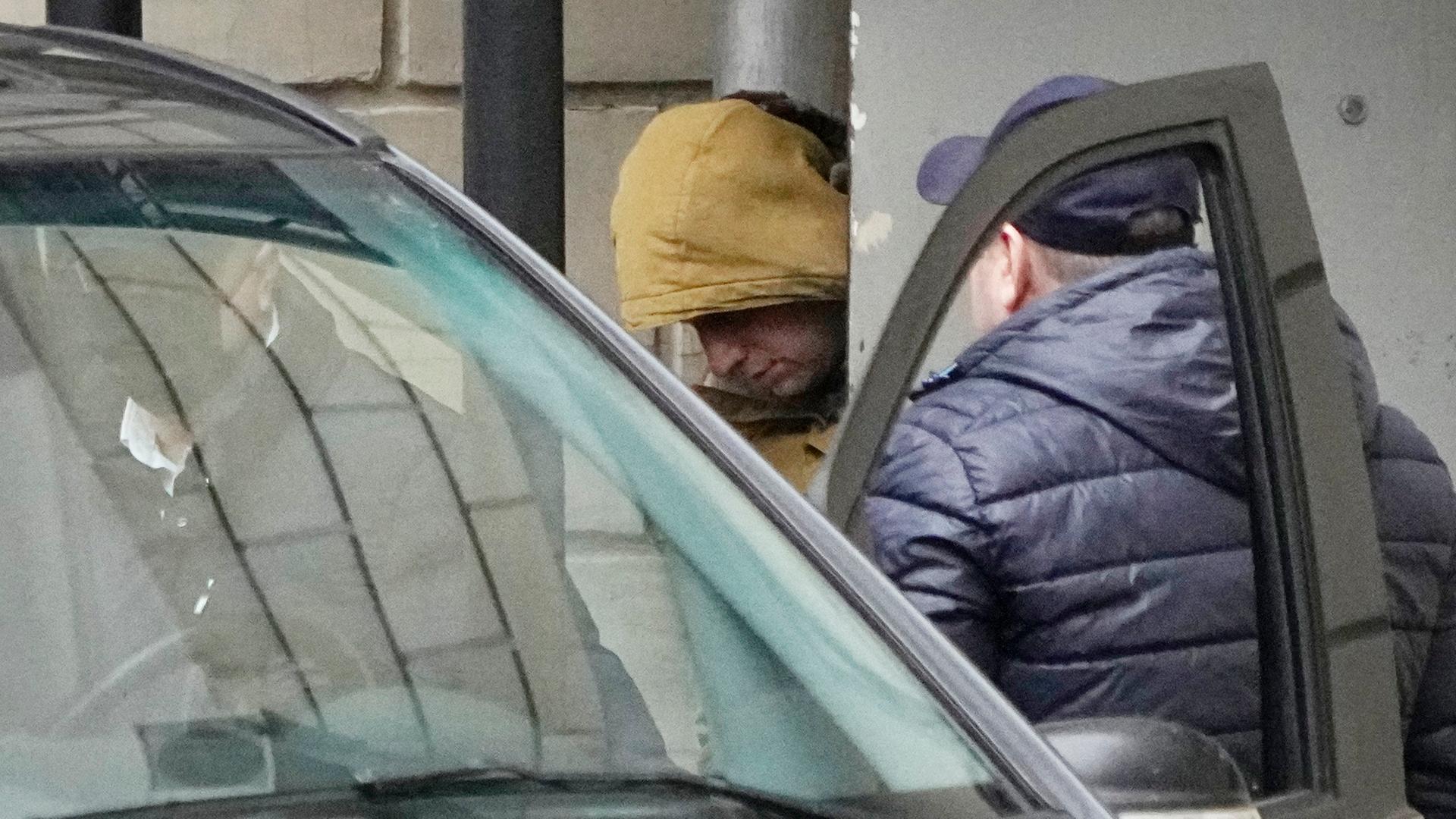 Der Wall-Street-Journalist Evan Gershkovich wird in Moskau von Polizisten in einen Bus eskortiert.