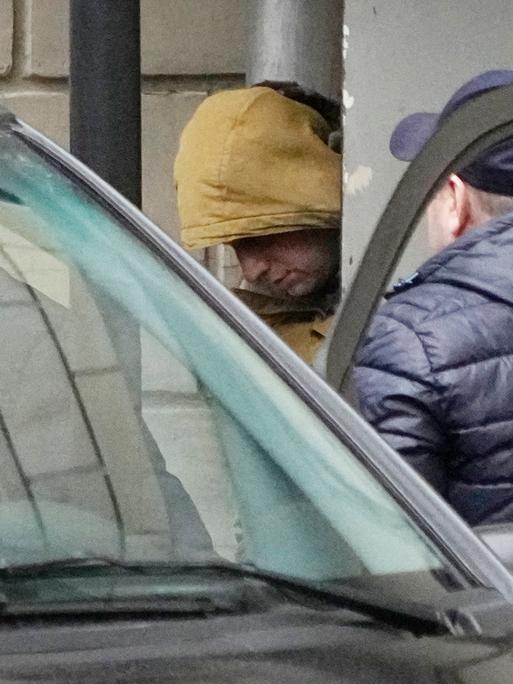 Der Wall-Street-Journalist Evan Gershkovich wird in Moskau von Polizisten in einen Bus eskortiert.
