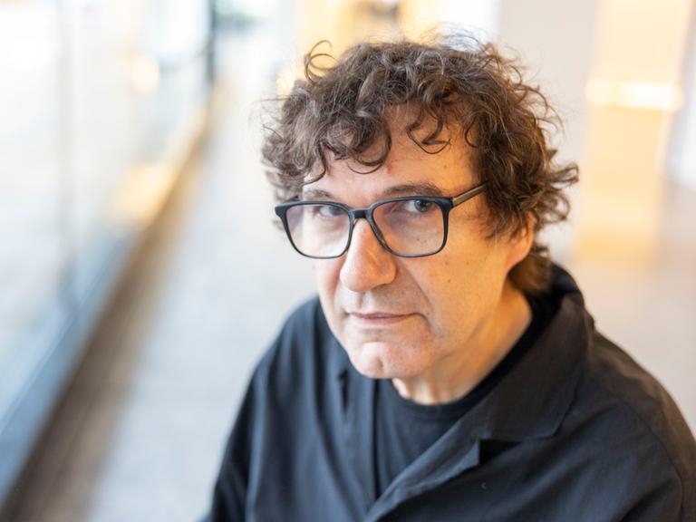 Porträt des Südtiroler Schriftstellers und Georg-Bücher-Preisträgers Oswald Egger Porträt des Südtiroler Schriftstellers und Georg-Bücher-Preisträgers Oswald Egger