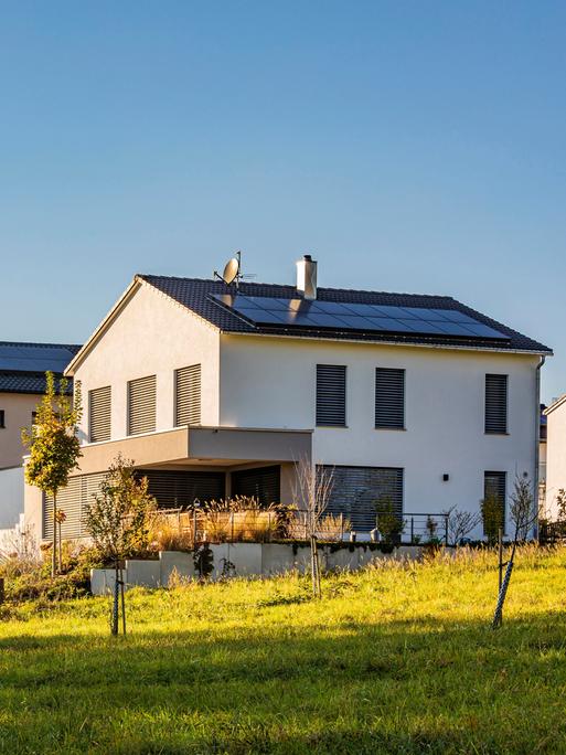 Moderne energieeffiziente Häuser in einer wohlhabenden Siedlung in Waiblingen, Deutschland