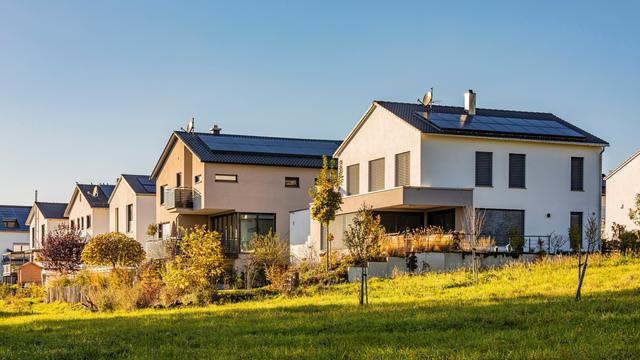Moderne energieeffiziente Häuser in einer wohlhabenden Siedlung in Waiblingen, Deutschland