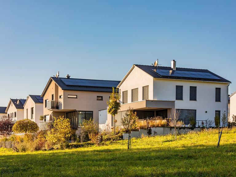 Moderne energieeffiziente Häuser in einer wohlhabenden Siedlung in Waiblingen, Deutschland