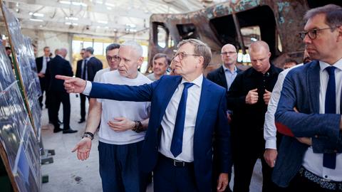 Johann Wadephul, CDU, besucht ein zerstörtes U-Bahn-Depot der Stadt Charkiw mit dem Bürgermeister von Charkiw, Ihor Terechow. 