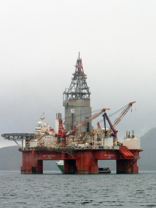 Die Bohrinsel West Hercules im Skaanevik-Fjord im Westen Norwegens Die Bohrinsel West Hercules im Skaanevik-Fjord im Westen Norwegens
