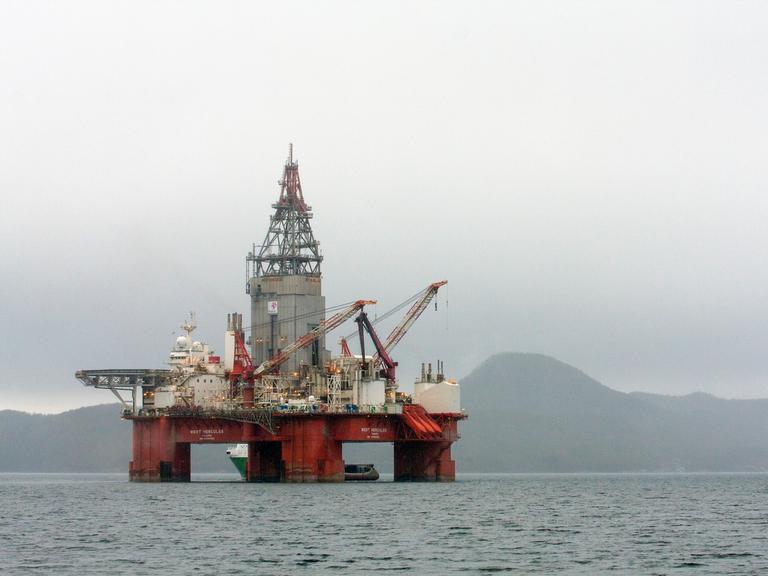 Die Bohrinsel West Hercules im Skaanevik-Fjord im Westen Norwegens Die Bohrinsel West Hercules im Skaanevik-Fjord im Westen Norwegens