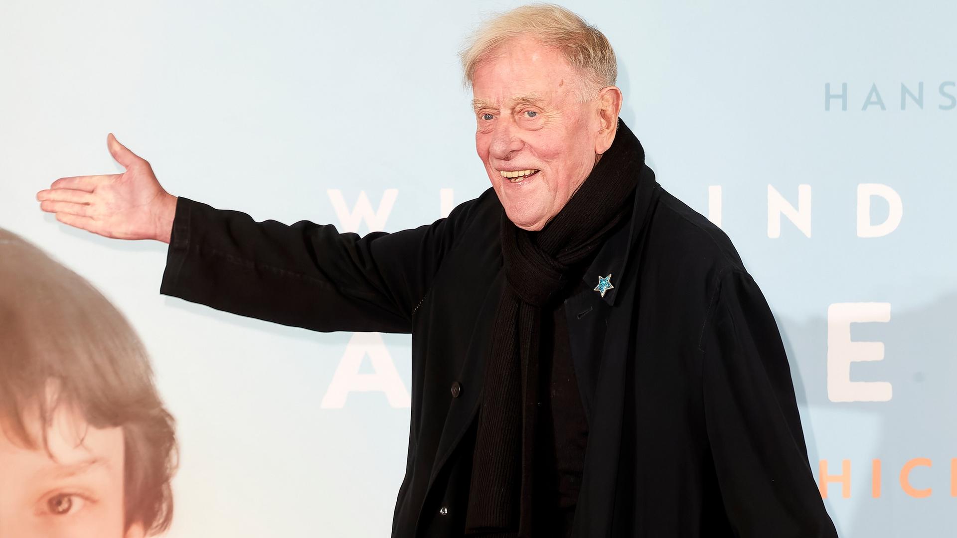 Claus Peymann auf dem roten Teppich bei der Premiere von "Wir sind dann wohl die Angehörigen" im Kino International in Berlin.