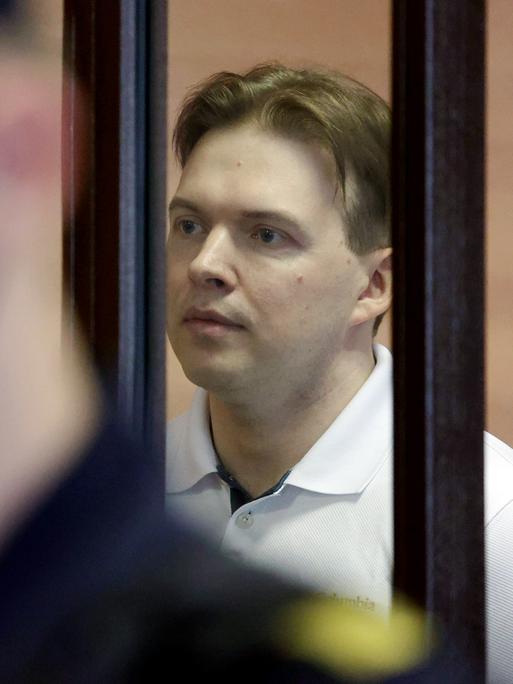 Der belarussische Oppositionsaktivist Maxim Znak steht hinter Gittern. Hier erscheint er zu seiner Urteilsverkündung vor dem Bezirksgericht Minsk im Jahr 2021. 