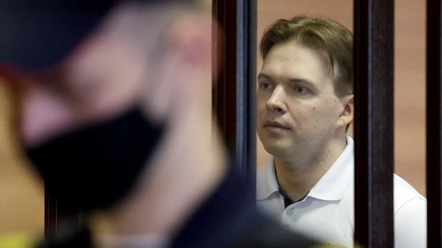 Der belarussische Oppositionsaktivist Maxim Znak steht hinter Gittern. Hier erscheint er zu seiner Urteilsverkündung vor dem Bezirksgericht Minsk im Jahr 2021. 