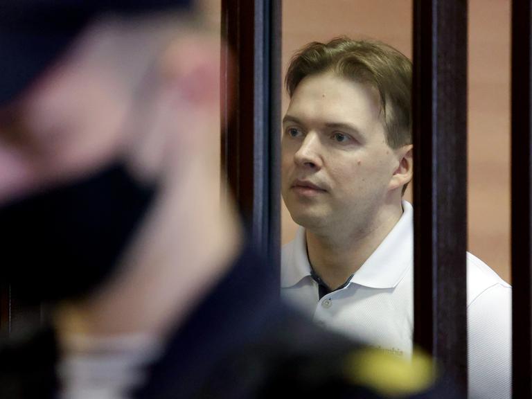 Der belarussische Oppositionsaktivist Maxim Znak steht hinter Gittern. Hier erscheint er zu seiner Urteilsverkündung vor dem Bezirksgericht Minsk im Jahr 2021. 