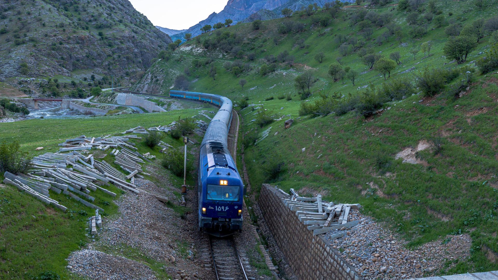 Ein Zug fährt auf Bahngleisen in der Nähe von Kuh-e Qarun in der Provinz Lorestan im Iran. Ein Zug fährt auf Bahngleisen in der Nähe von Kuh-e Qarun in der Provinz Lorestan im Iran.