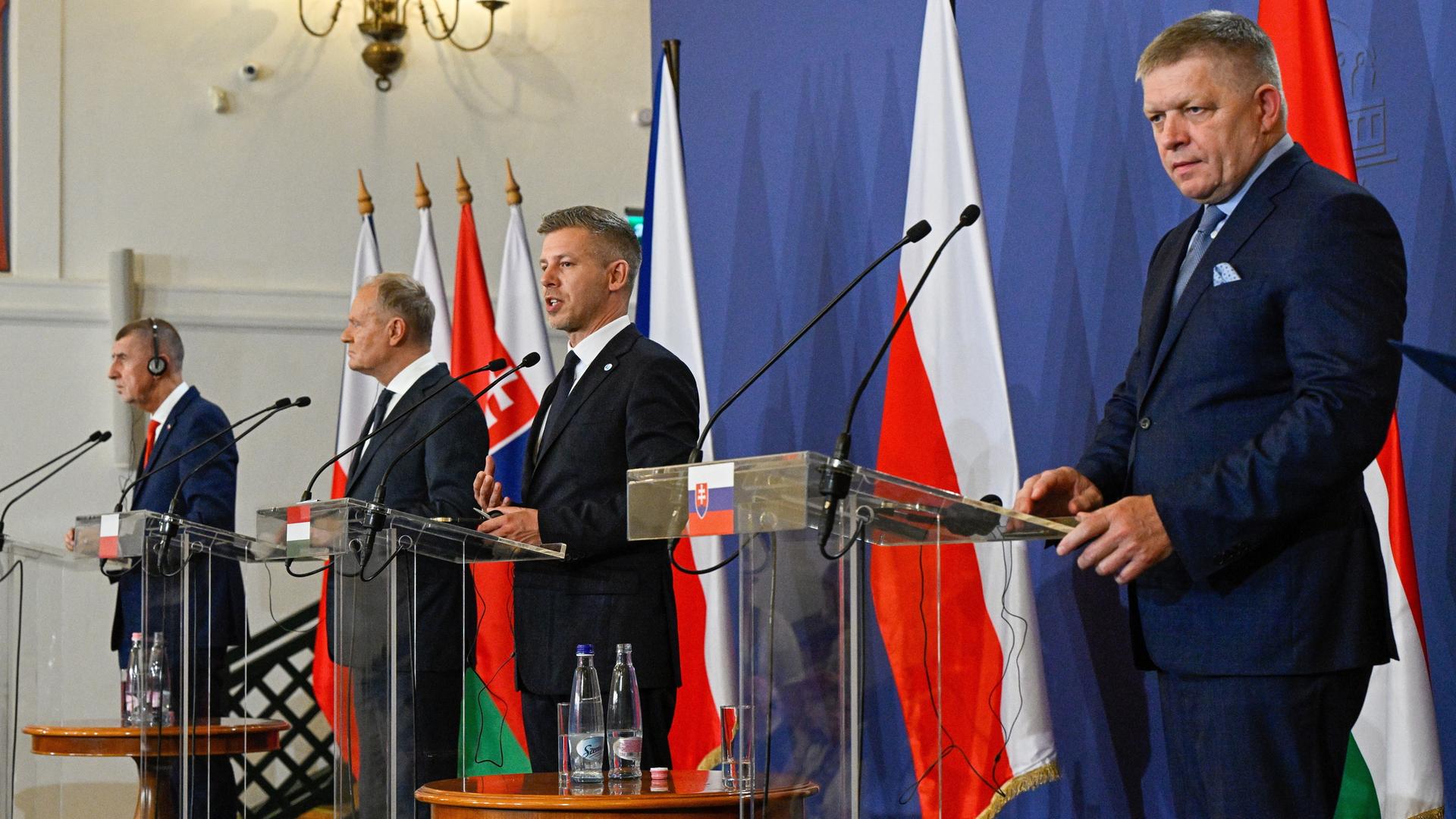 Babis, Tusk, Magyar und Fico stehen während einer Pressekonferenz nebeneinander hinter Rednerpulten. Babis, Tusk, Magyar und Fico stehen während einer Pressekonferenz nebeneinander hinter Rednerpulten.