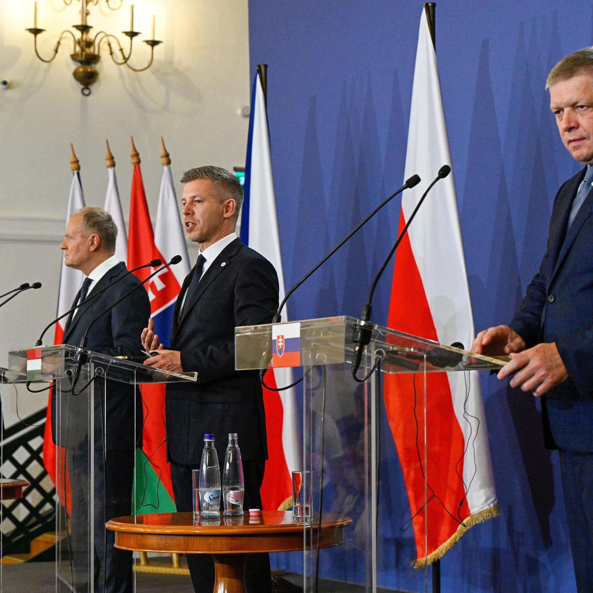 Babis, Tusk, Magyar und Fico stehen während einer Pressekonferenz nebeneinander hinter Rednerpulten.
