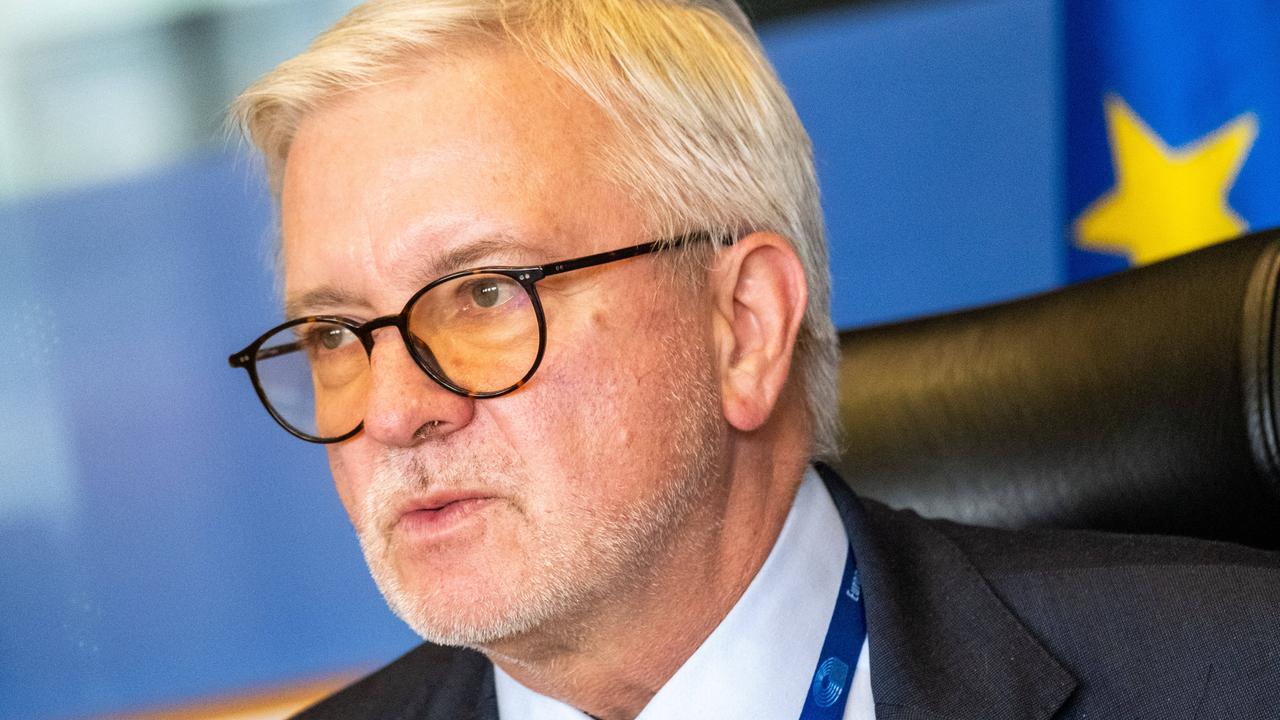 Porträt Michael Gahler. Im Hintergrund sind Teile der Europaflagge zu sehen. 