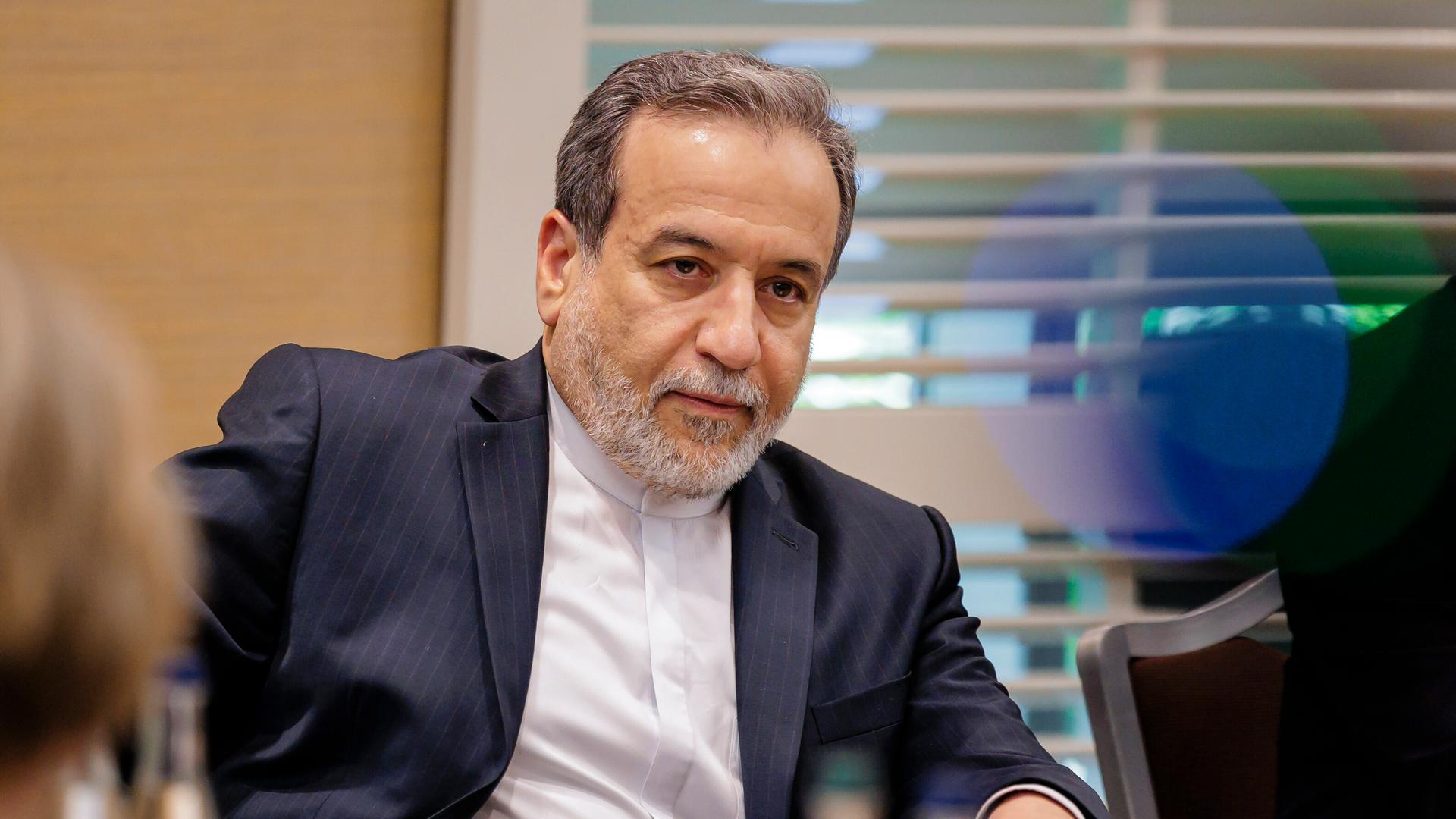 Abbas Araghtschi, Außenminister des Iran sitzt an einem Schreibtisch. Abbas Araghtschi, Außenminister des Iran sitzt an einem Schreibtisch.