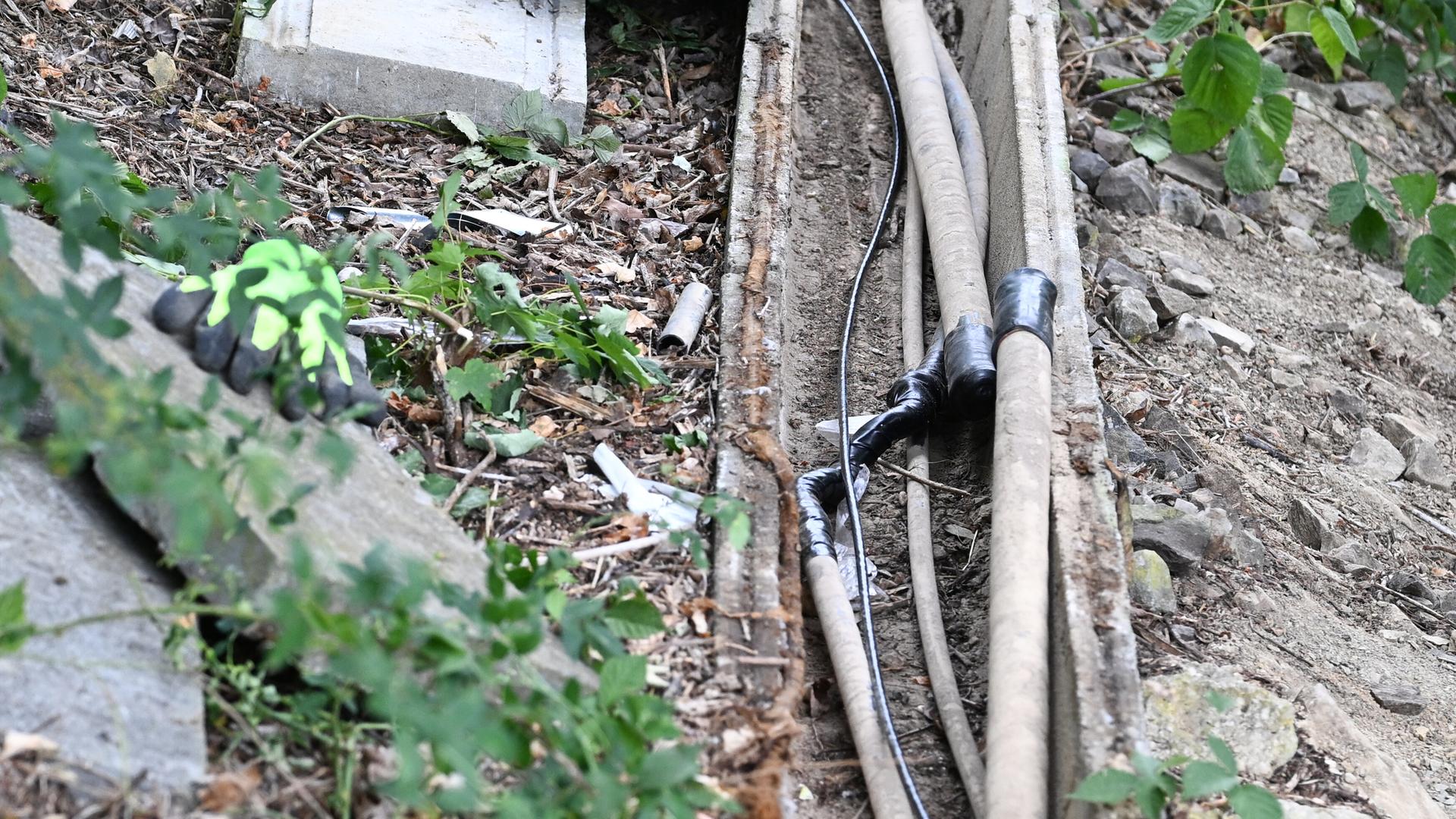 Beschädigte Kabel sind in der Nähe von Bahngleisen zu sehen. Beschädigte Kabel sind in der Nähe von Bahngleisen zu sehen.