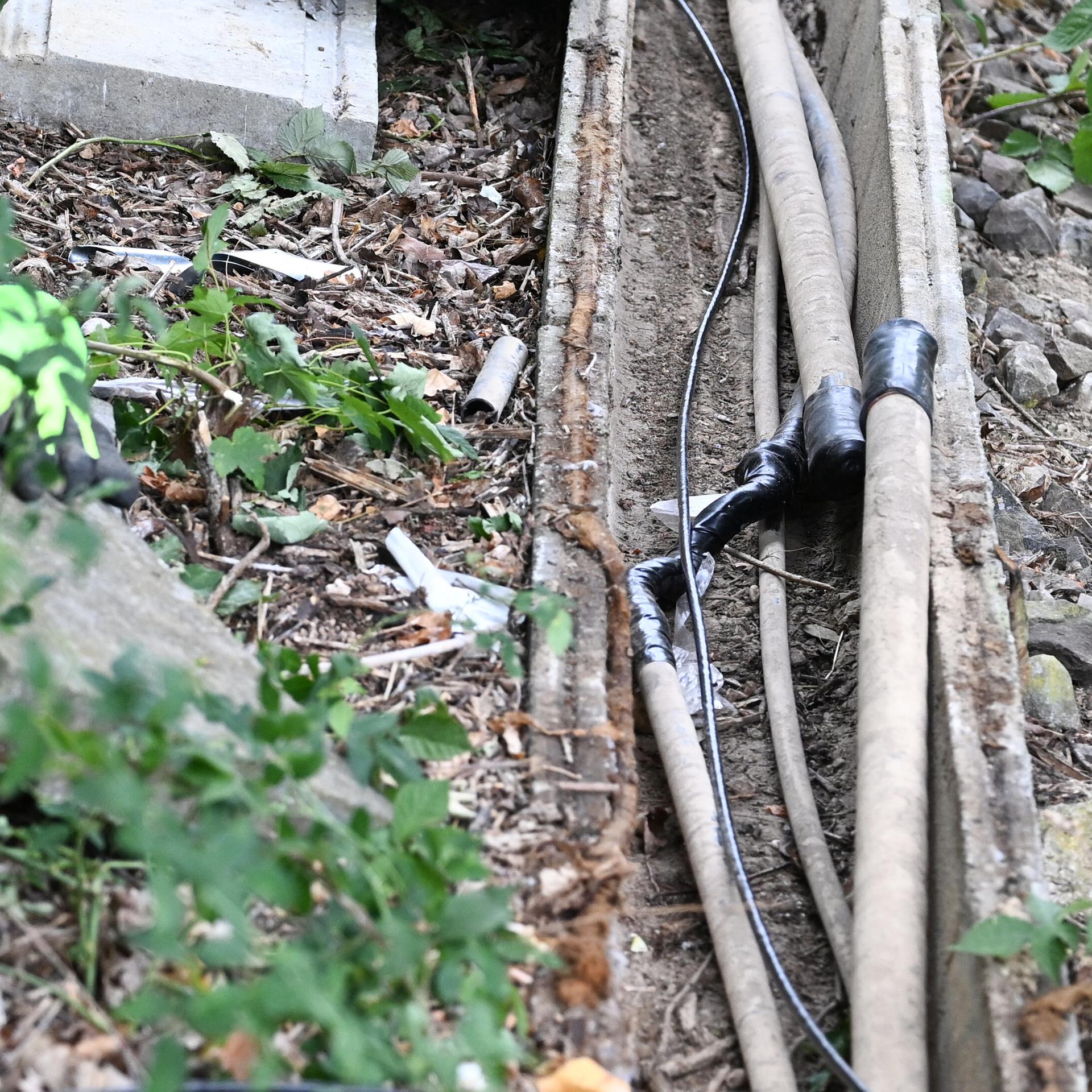 Beschädigte Kabel sind in der Nähe von Bahngleisen zu sehen. 