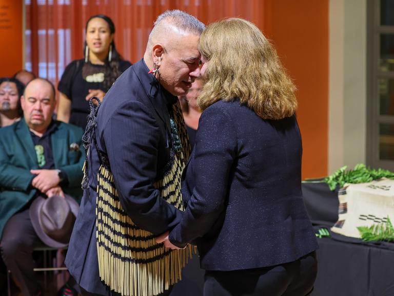 Te Herekiekie Herewini, Leiter des Repatriierungsprogramms des Nationalmuseums Te Papa Tongarewa, und Léontine Meijer-van Mensch, Direktorin der Staatlichen Ethnographischen Sammlungen Sachsen, legen ihre Stirn während einer Rückgabezeremonie für menschliche Gebeine von Māori und Moriori aneinander. Die Knochen und Haarproben von 64 Personen befanden sich im Besitz der Staatlichen Ethnografischen Sammlungen (SES) Sachsens. Sie stammten aus Grabplünderungen sowie von Opfern gewaltsamer Auseinandersetzungen.