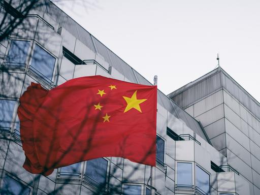 Die Fahne der Volksrepublik China weht im Wind vor der chinesischen Botschaft in Berlin.