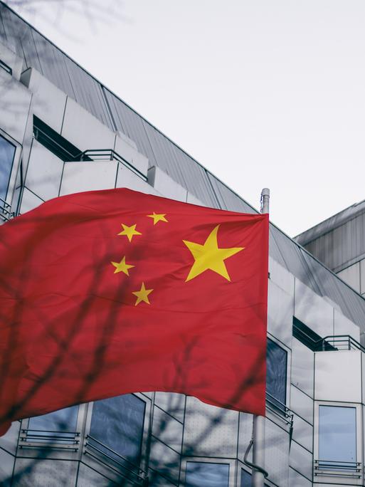 Die Fahne der Volksrepublik China weht im Wind vor der chinesischen Botschaft in Berlin.