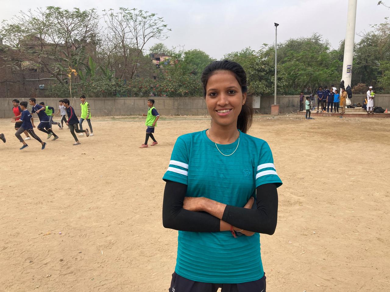 Sozialarbeiterin Sonam Chaurasiya arbeitet für "Slum Soccer" und will über den Fußball auch die Wertschätzung von Mädchen fördern.