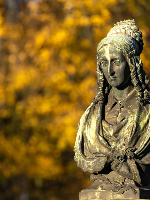 Büste der Dichterin Annette von Droste-Hülshoff im Park der Burg Hülshoff, Havixbeck, Münsterland, Nordrhein-Westfalen, 18.11.2020
      