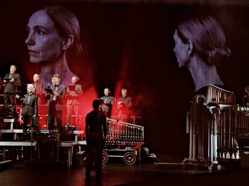 Der RIAS Kammerchor singt auf der Bühne, daneben mechanische Musikautomaten