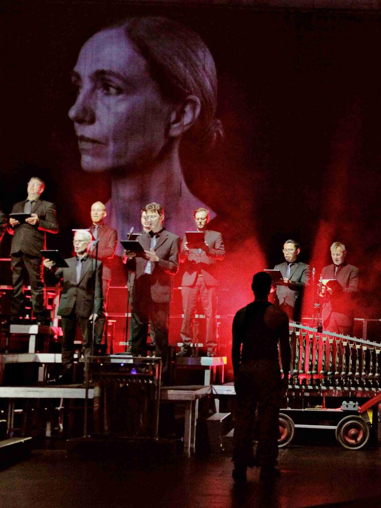 Der RIAS Kammerchor singt auf der Bühne, daneben mechanische Musikautomaten