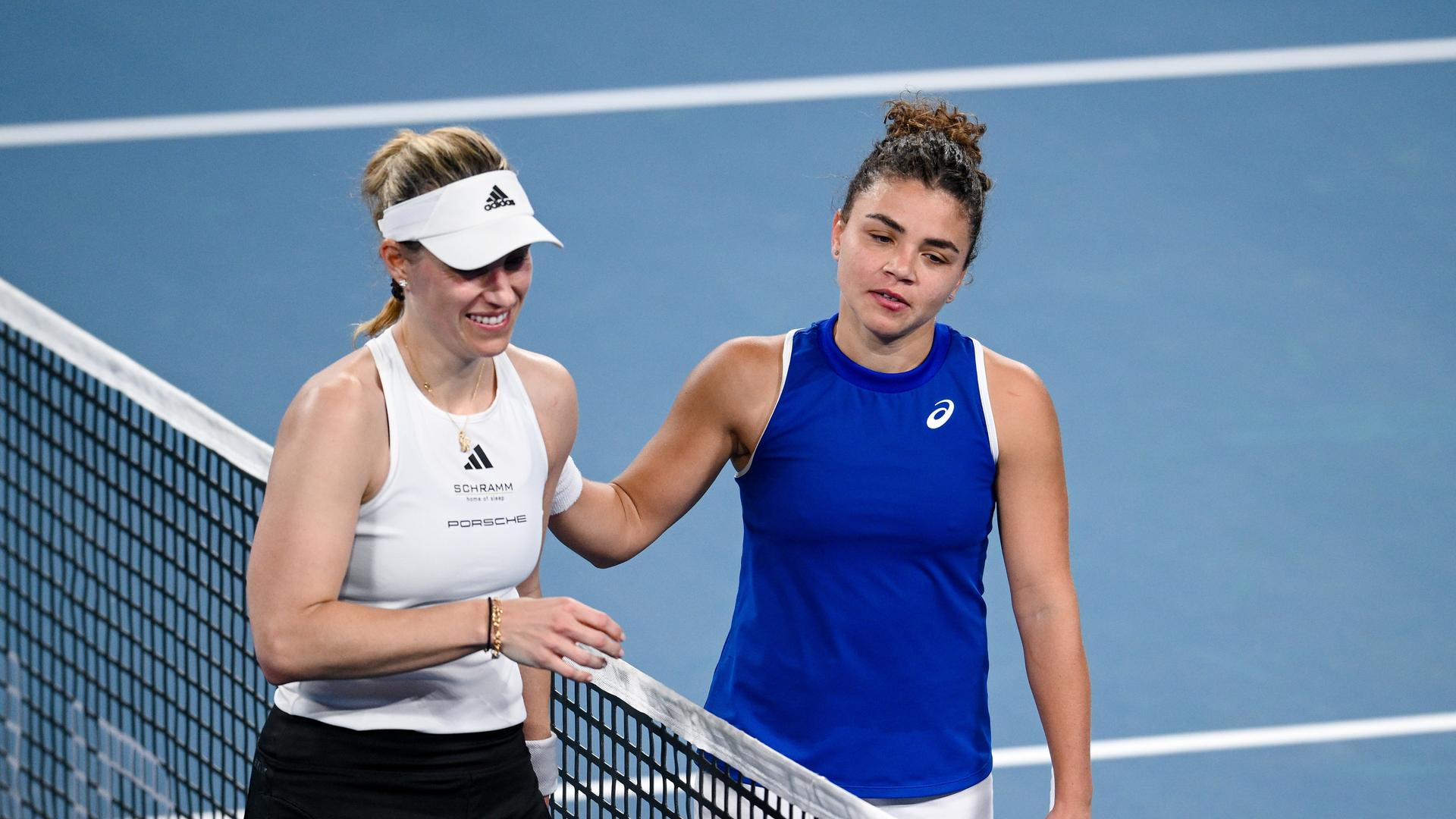 Die Italienierin Jasmine Paolini legt Angelique Kerber nach ihrem Sieg am Netz die Hand auf die Schulter.