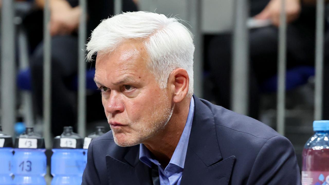 Armin Andres schaut ernst zur Seite. 