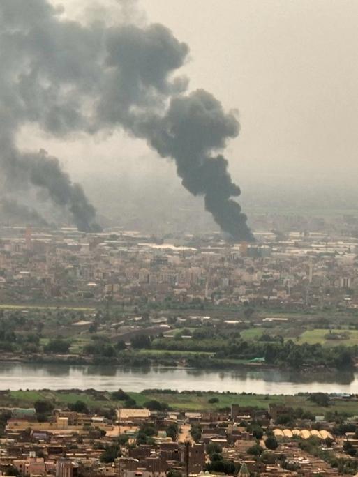 Rauchsäulen über Khartum. In der sudanesischen Hauptstadt wurde Ende April 2023 trotz einer befristeten Waffenruhe immer wieder gekämpft.