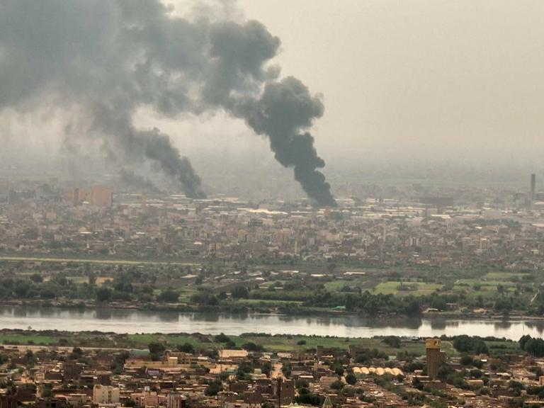 Rauchsäulen über Khartum. In der sudanesischen Hauptstadt wurde Ende April 2023 trotz einer befristeten Waffenruhe immer wieder gekämpft.
