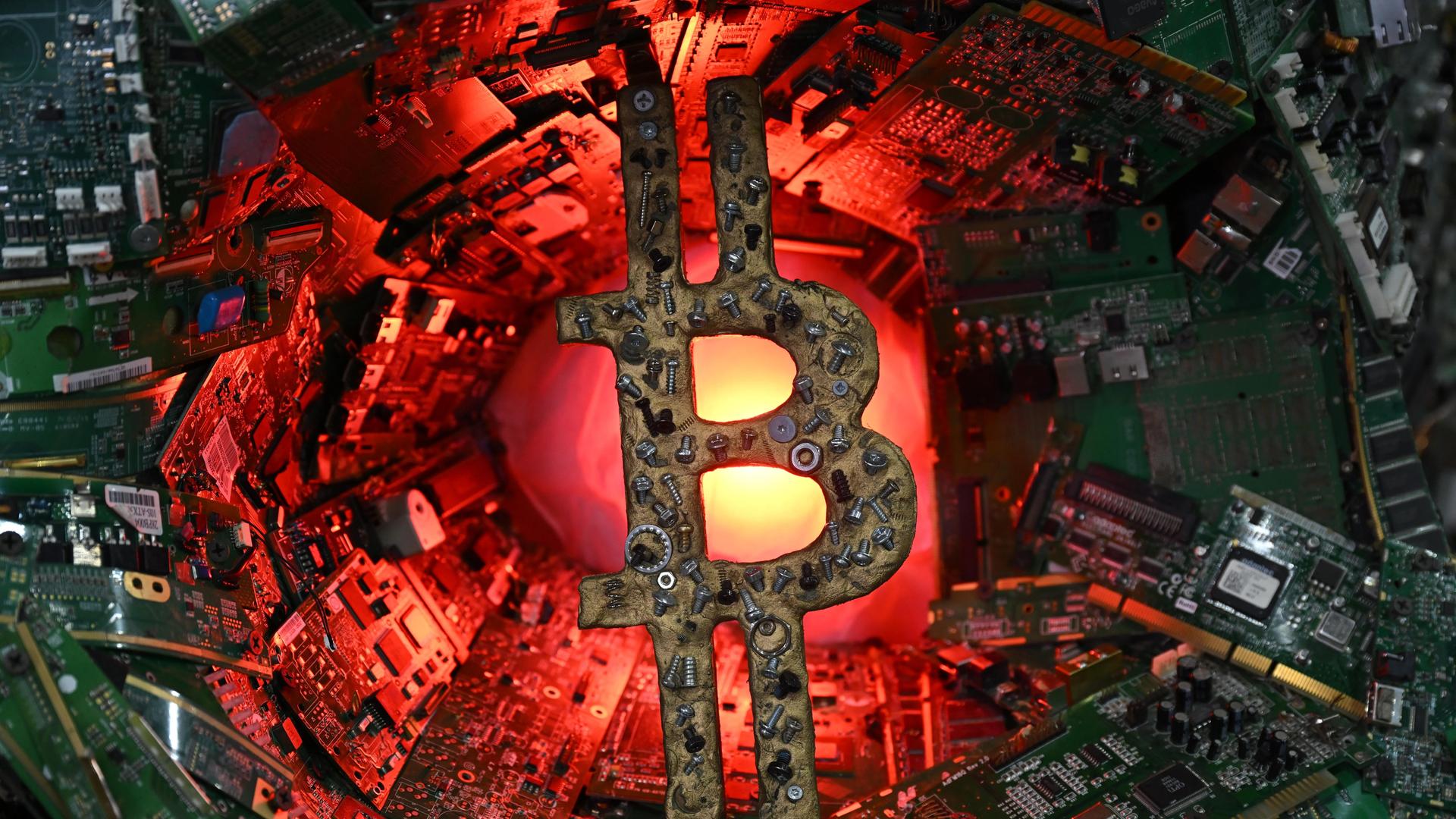 Ein Foto von der Bitcoin-Konferenz, die am 28. Mai 2025 in Las Vegas, USA, stattfand. Zu sehen ist das Bitcoin-Logo vor dem Hintergrund von Schaltkreisen und Platinen.
