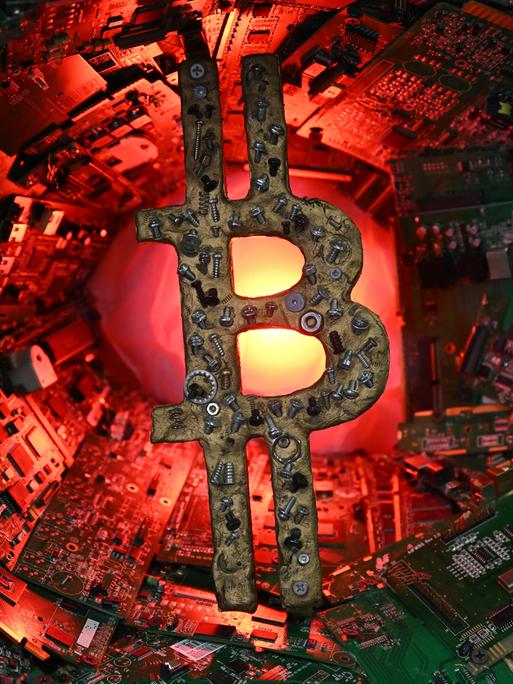 Ein Foto von der Bitcoin-Konferenz, die am 28. Mai 2025 in Las Vegas, USA, stattfand. Zu sehen ist das Bitcoin-Logo vor dem Hintergrund von Schaltkreisen und Platinen.