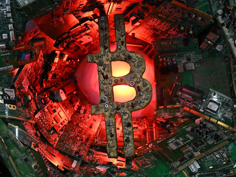 Ein Foto von der Bitcoin-Konferenz, die am 28. Mai 2025 in Las Vegas, USA, stattfand. Zu sehen ist das Bitcoin-Logo vor dem Hintergrund von Schaltkreisen und Platinen.