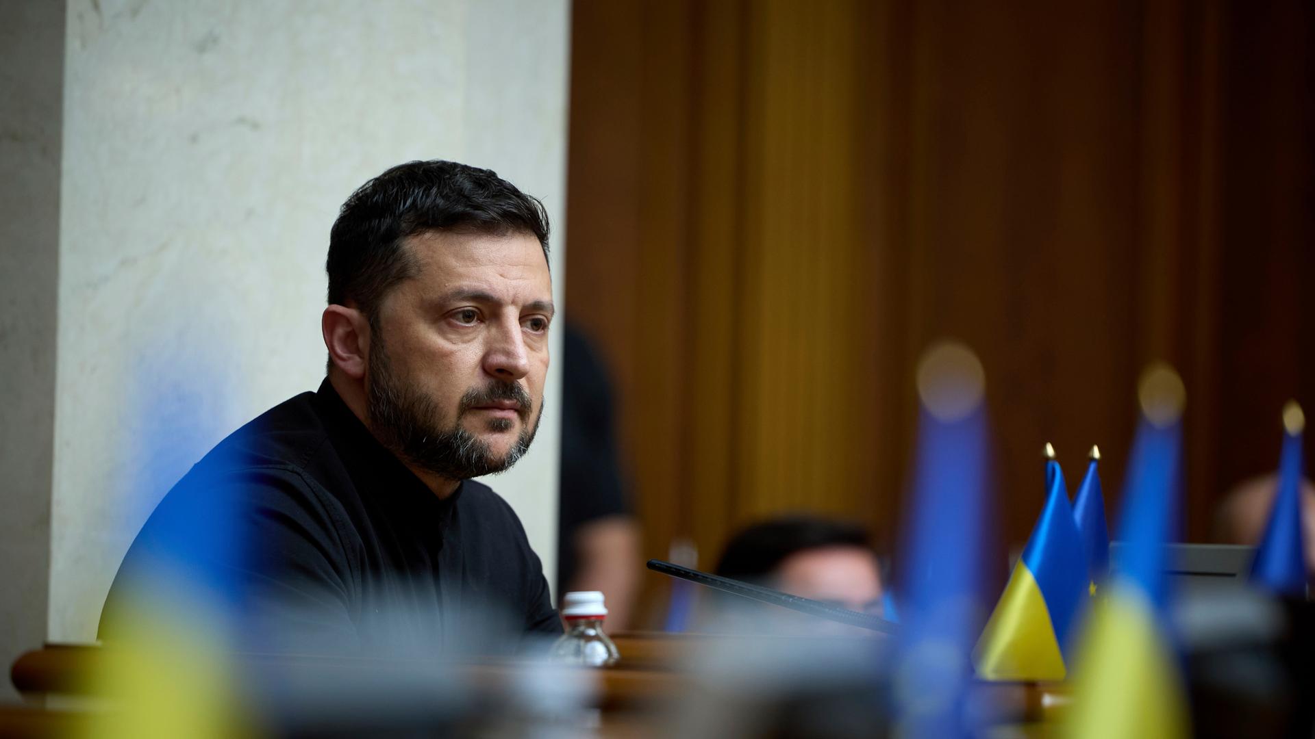 Der ukrainische Präsident Wolodymyr Selenskyj nimmt an einer Parlamentssitzung in Kiew teil. 