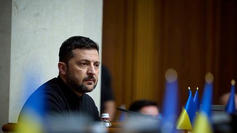 Der ukrainische Präsident Wolodymyr Selenskyj nimmt an einer Parlamentssitzung in Kiew teil. 