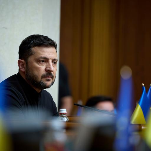 Der ukrainische Präsident Wolodymyr Selenskyj nimmt an einer Parlamentssitzung in Kiew teil. 