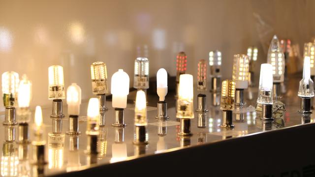 Ganz viele LEDßEnergiesparlampe stehen aufgereiht, wie auf einer Bühne.