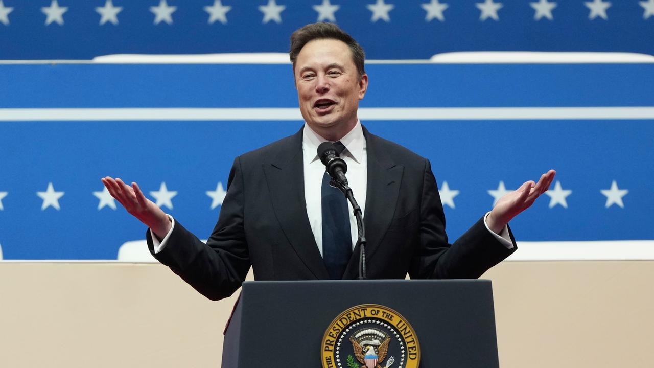 Tech-Milliardär Elon Musk spricht bei der Inaugurationsparade an einem Rednerpult mit dem Emblem des US-Präsidenten am 25. Januar 2025 in Washington.