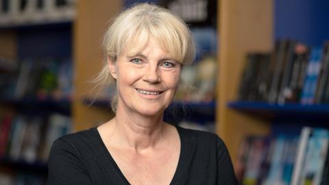 Porträt von Nele Neuhaus, im Hintergrund Bücherregale Porträt von Nele Neuhaus, im Hintergrund Bücherregale