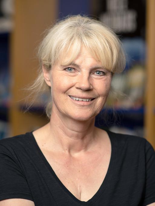 Porträt von Nele Neuhaus, im Hintergrund Bücherregale