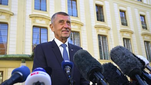 ANO-Vorsitzender Andrej Babis spricht auf der Prager Burg mit Journalisten.