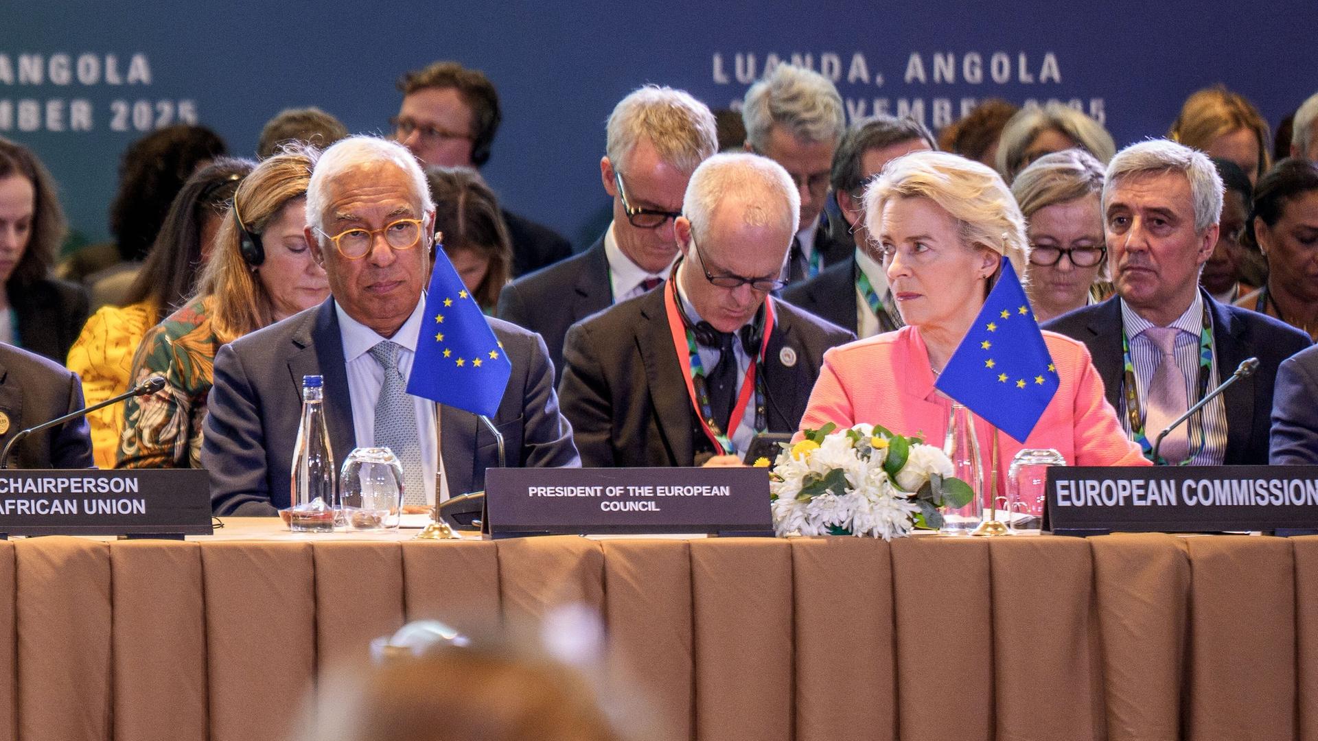 Ursula von der Leyen, EU-Kommission, António Costa, Europäischen Rates, João Goncalves Lourenço, Präsident von Angola und AU-Vorsitzender, Mahmoud Ali Youssouf, AU-Kommissionspräsident, und Antònio Guterres, UN-Generalsekretär,  beim EU-Afrika-Gipfel. 