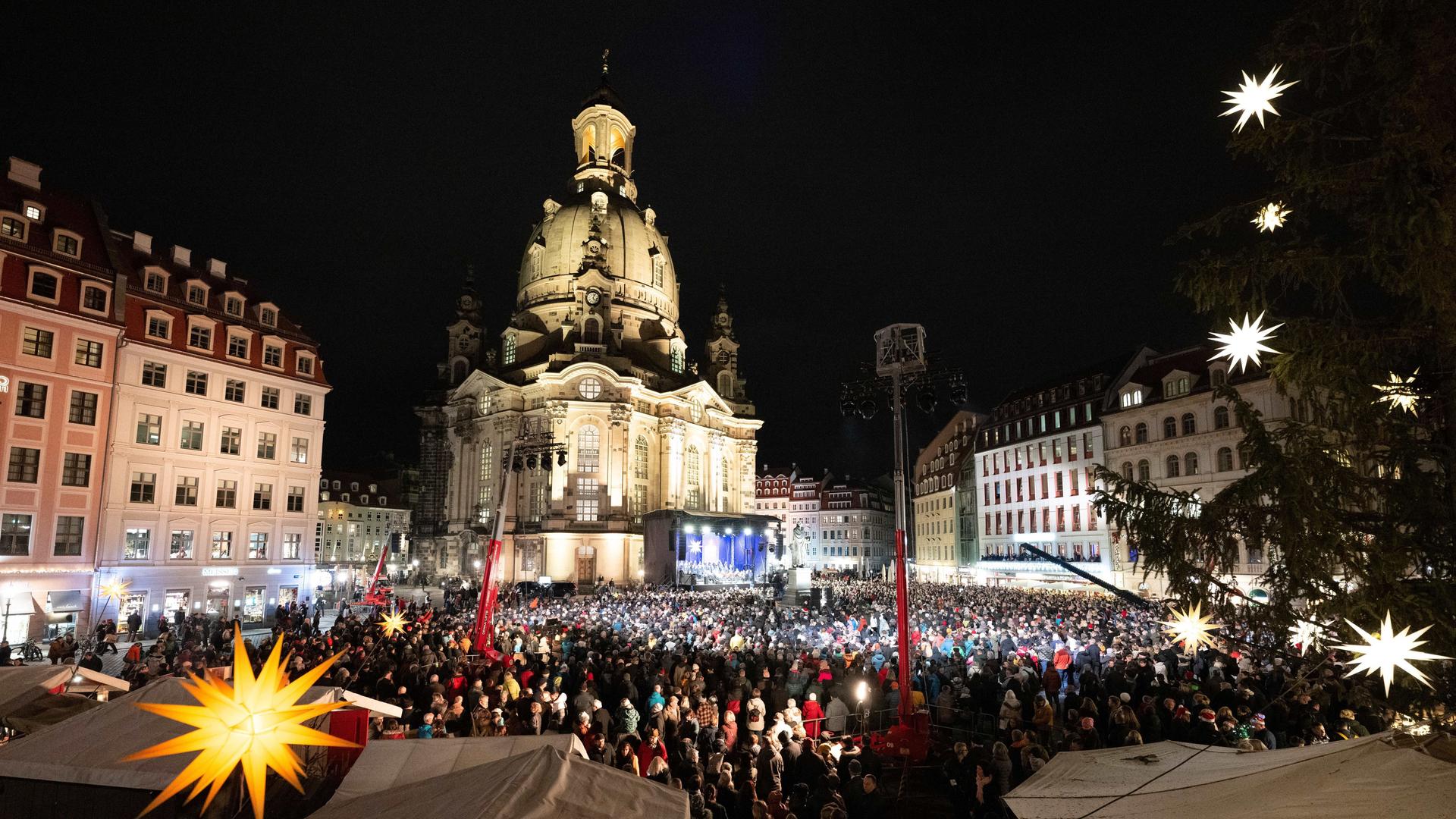Zahlreiche Besucher verfolgen die traditionelle Christvesper auf dem Neumarkt vor der Frauenkirche. Zahlreiche Besucher verfolgen die traditionelle Christvesper auf dem Neumarkt vor der Frauenkirche.