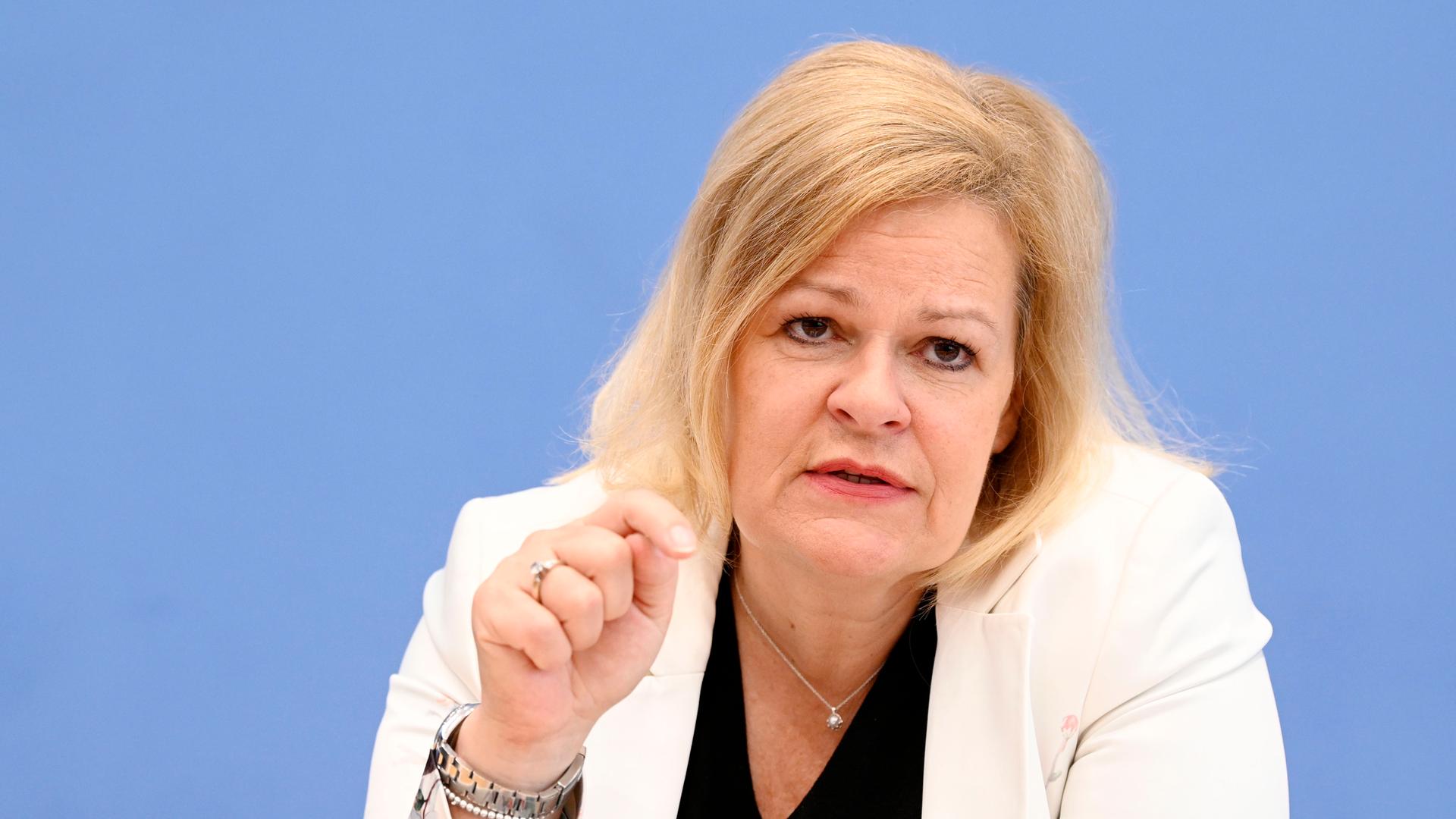 Bundesinnenministerin Nancy Faeser (SPD) spricht auf der Bundespressekonferenz 