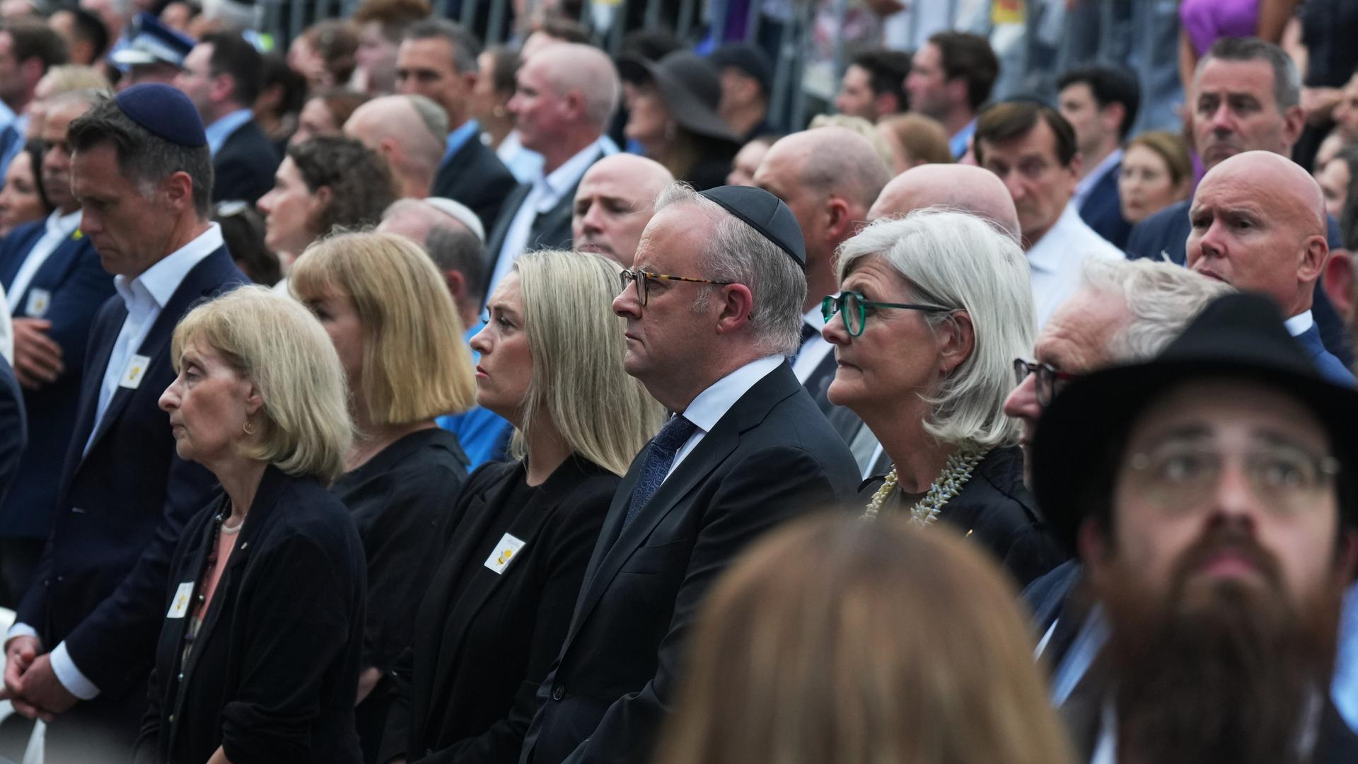 Australiens Premierminister Anthony Albanese (Mitte) und andere Gäste nehmen an einer Zeremonie anlässlich des Nationalen Gedenktages für Opfer und Überlebende am Bondi Beach in Sydney teil.